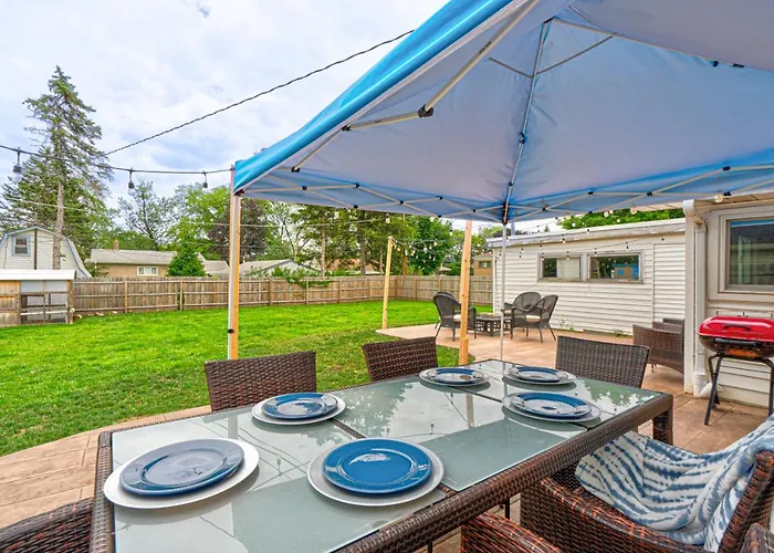 Cozy Sleeps 10 Chicago Suburb Holiday home