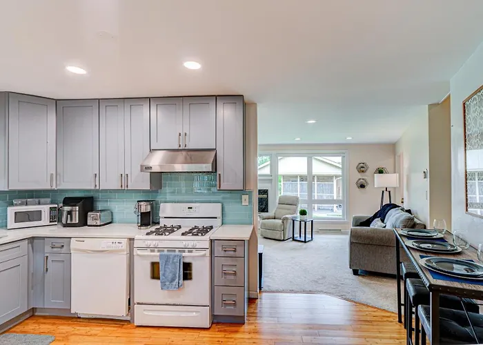 Cozy Sleeps 10 Chicago Suburb