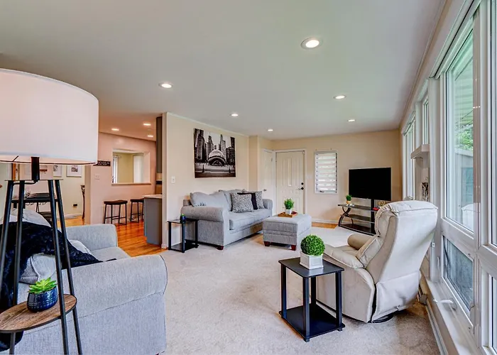 Holiday home Cozy Sleeps 10 Chicago Suburb *