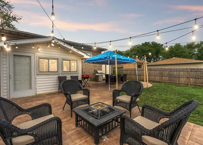 Cozy Home | King Bed | 10P | Metra |Chicago Suburb Lombard
