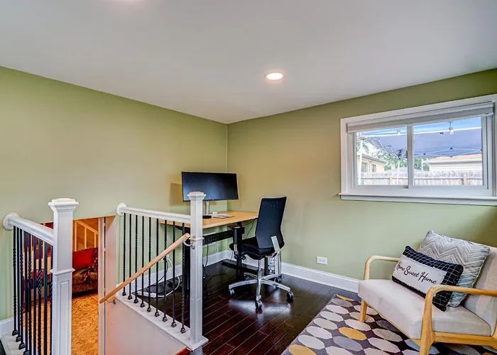 Cozy Sleeps 10 Chicago Suburb Holiday home *