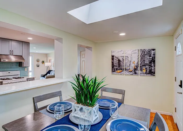 Hébergement de vacances Cozy Home | King Bed | 10P | Metra |Chicago Suburb *