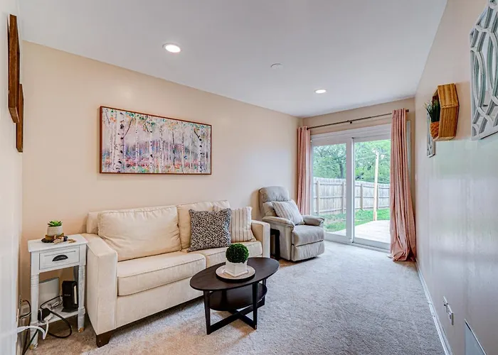 Cozy Sleeps 10 Chicago Suburb Lombard