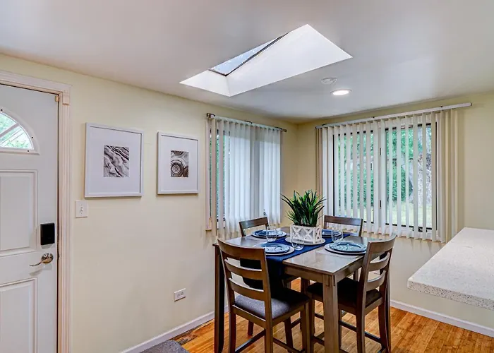 Cozy Sleeps 10 Chicago Suburb Holiday home