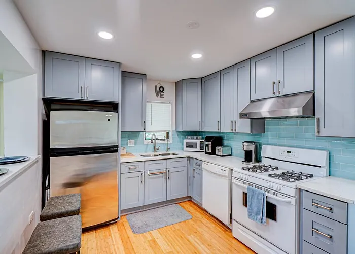 Cozy Sleeps 10 Chicago Suburb Holiday home