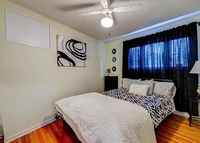 Hébergement de vacances Cozy Home | King Bed | 10P | Metra |Chicago Suburb